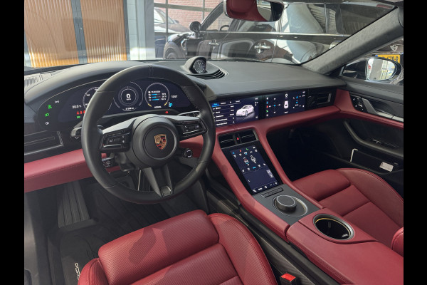 Porsche Taycan Cross Turismo Turbo S 93 kWh / Panoramadak / 360Camera / Head-up / Passenger Display / Luchtvering / 21'' / Bose / Keyless / Sportdesign+Chrono / Stoelventilatie+Verwarming / Stuurverwarming / Dodehoek / DAB / ACC