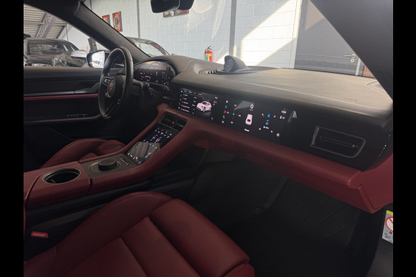 Porsche Taycan Cross Turismo Turbo S 93 kWh / Panoramadak / 360Camera / Head-up / Passenger Display / Luchtvering / 21'' / Bose / Keyless / Sportdesign+Chrono / Stoelventilatie+Verwarming / Stuurverwarming / Dodehoek / DAB / ACC