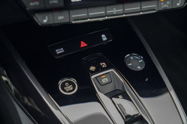 Audi Q4 e-tron 50 quattro Launch edition Advanced Plus 77 kWh | Panorama | BTW | Competition | RS zetels | Memory | HuD | 360 cam