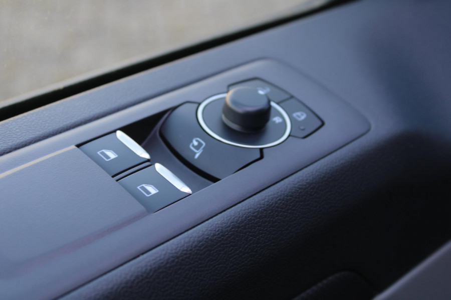 Ford Transit Custom 320 2.5 PHEV L2H1 Sport 233pk | Inklapbare trekhaak | 19 inch lichtmetalen Sport velgen (mat zwart) | Verwarmbaar stuurwiel  | Navigatie systeem | B&O speakers