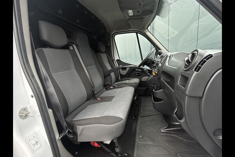 Renault Master T35 2.3 dCi / L2H2 / 1e EIG. / TREKHAAK / IMPERIAAL / 71.470 KM !! / AIRCO / CRUISE / BLUETOOTH / 6-BAK
