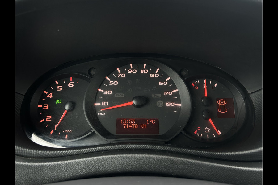 Renault Master T35 2.3 dCi / L2H2 / 1e EIG. / TREKHAAK / IMPERIAAL / 71.470 KM !! / AIRCO / CRUISE / BLUETOOTH / 6-BAK