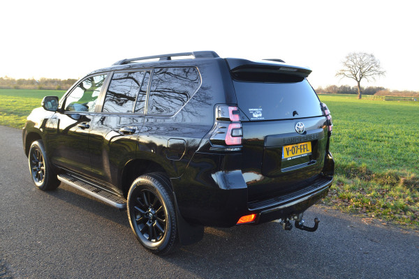 Toyota Land Cruiser 150 2.8 D-4D-F Executive Window Van Black-Line