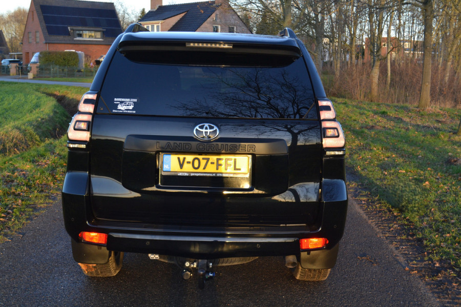 Toyota Land Cruiser 150 2.8 D-4D-F Executive Window Van Black-Line