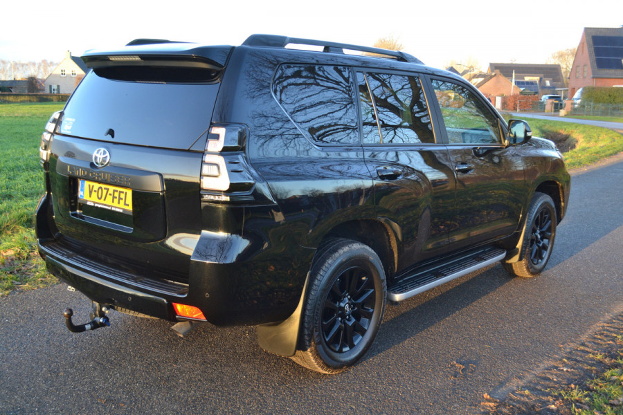 Toyota Land Cruiser 150 2.8 D-4D-F Executive Window Van Black-Line