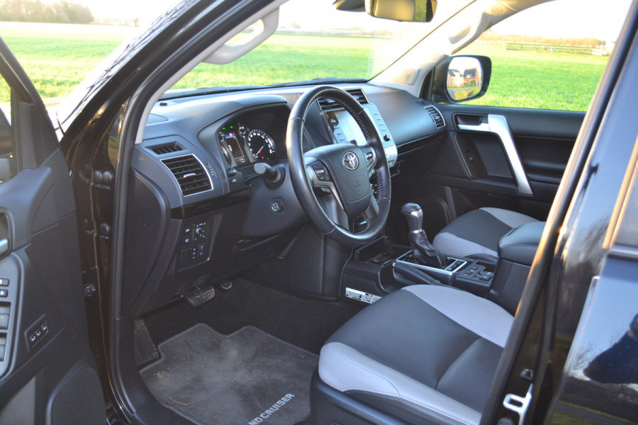 Toyota Land Cruiser 150 2.8 D-4D-F Executive Window Van Black-Line