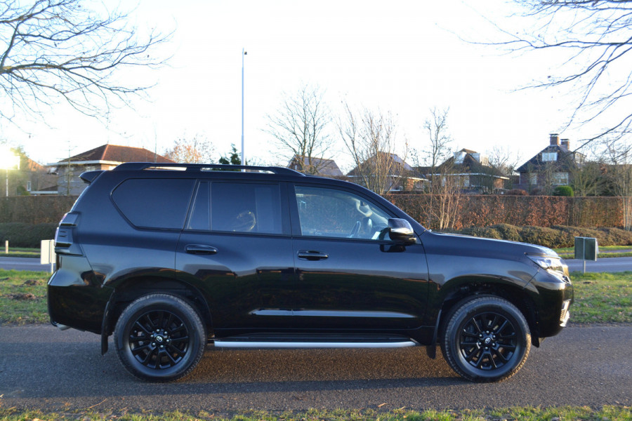 Toyota Land Cruiser 150 2.8 D-4D-F Executive Window Van Black-Line