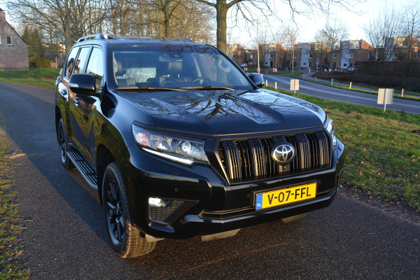 Toyota Land Cruiser 150 2.8 D-4D-F Executive Window Van Black-Line