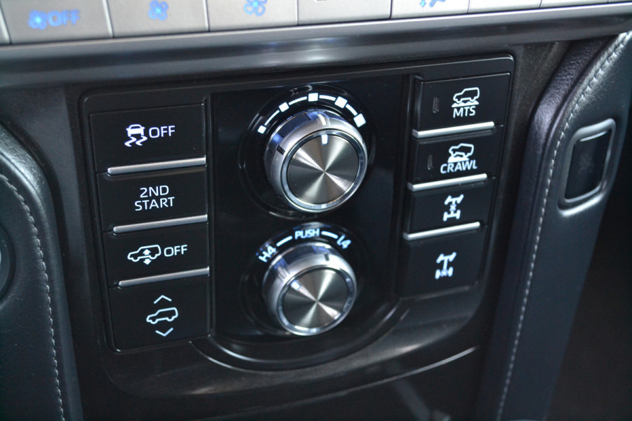 Toyota Land Cruiser 150 2.8 D-4D-F Executive Window Van Black-Line