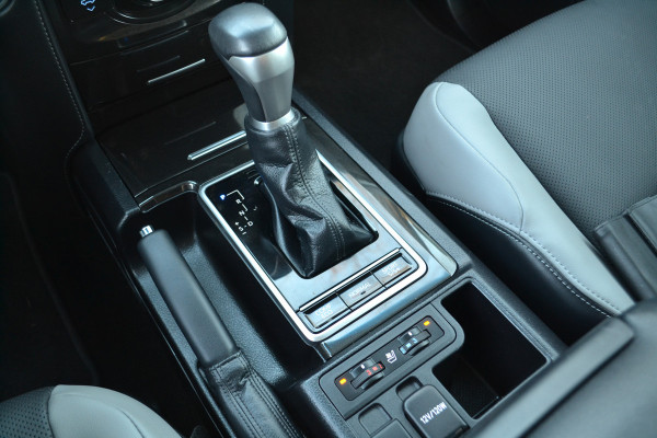 Toyota Land Cruiser 150 2.8 D-4D-F Executive Window Van Black-Line