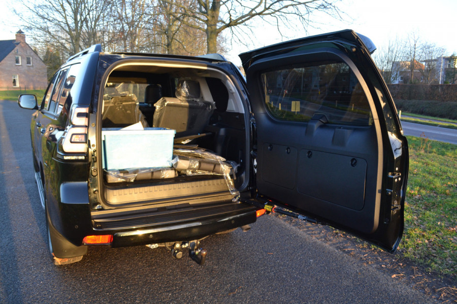 Toyota Land Cruiser 150 2.8 D-4D-F Executive Window Van Black-Line