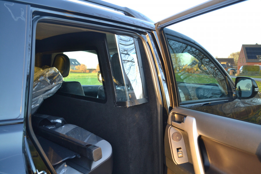 Toyota Land Cruiser 150 2.8 D-4D-F Executive Window Van Black-Line