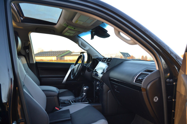 Toyota Land Cruiser 150 2.8 D-4D-F Executive Window Van Black-Line