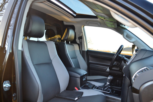 Toyota Land Cruiser 150 2.8 D-4D-F Executive Window Van Black-Line