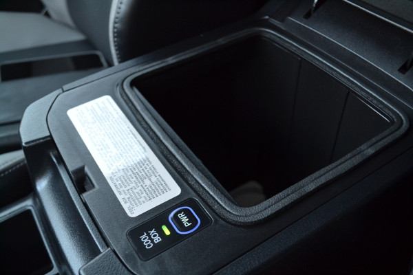 Toyota Land Cruiser 150 2.8 D-4D-F Executive Window Van Black-Line