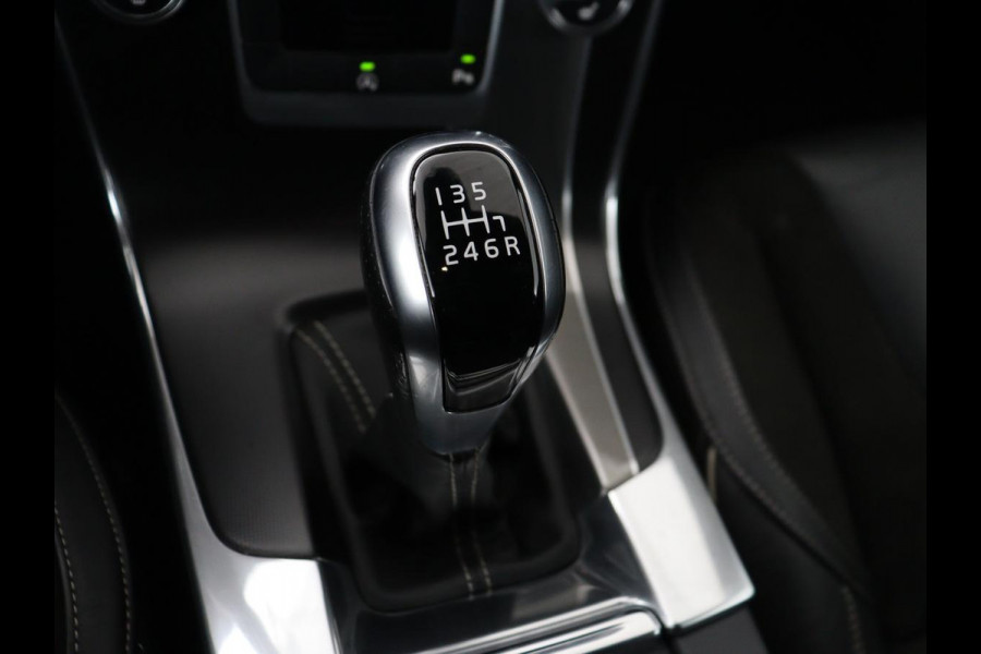 Volvo V60 2.0 T4 Sport | Stoelverwarming | Bi-Xenon | Leder/Alcantara | Trekhaak | Navigatie | Bluetooth | Cruise control | Parkeerhulp | Climate control | Origineel NL