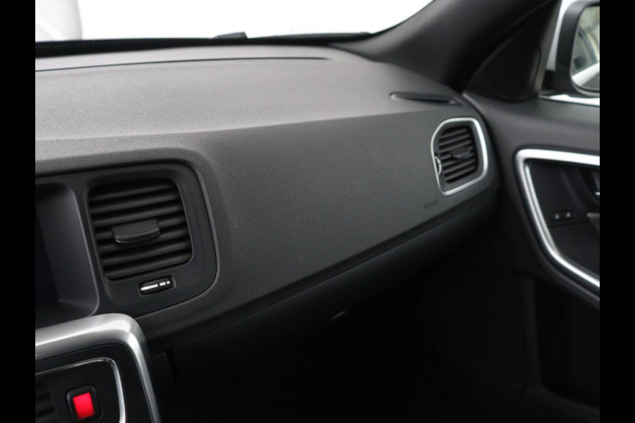 Volvo V60 2.0 T4 Sport | Stoelverwarming | Bi-Xenon | Leder/Alcantara | Trekhaak | Navigatie | Bluetooth | Cruise control | Parkeerhulp | Climate control | Origineel NL