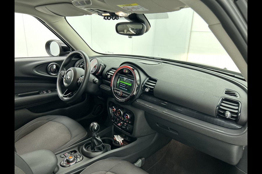 MINI Clubman 2.0D 150PK Cooper Business Edition / Airco-ecc./ Stoelverwarming / Navigatie / Trekhaak / Dab / Pdc. A / Radio multimedia / Apk 04-2026