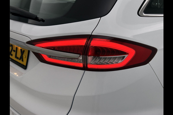 Ford Mondeo Wagon 2.0 Hybrid Titanium Automaat / Pdc.V+A / Navigatie / Radio-multimedia /  Airco-ecc. / Apk 12-2027