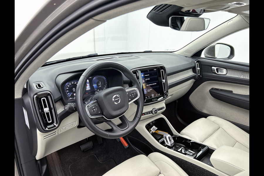 Volvo XC40 T5 180PK Hybride SOH 91% Inscription / Panoramadak / Leder / Trekhaak / airco-ecc./ Stuurverwarming / Navigatie / Apk 10-2026