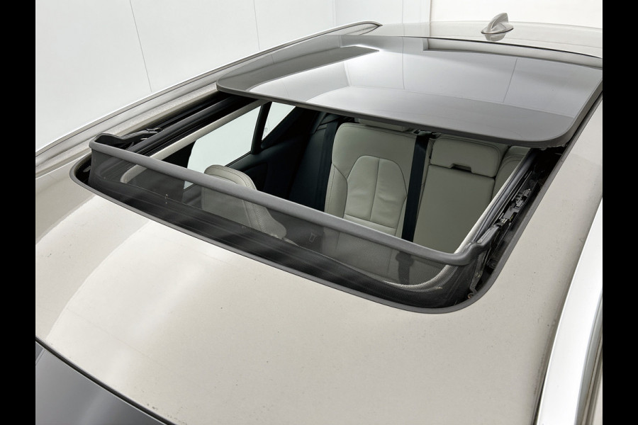 Volvo XC40 T5 180PK Hybride SOH 91% Inscription / Panoramadak / Leder / Trekhaak / airco-ecc./ Stuurverwarming / Navigatie / Apk 10-2026