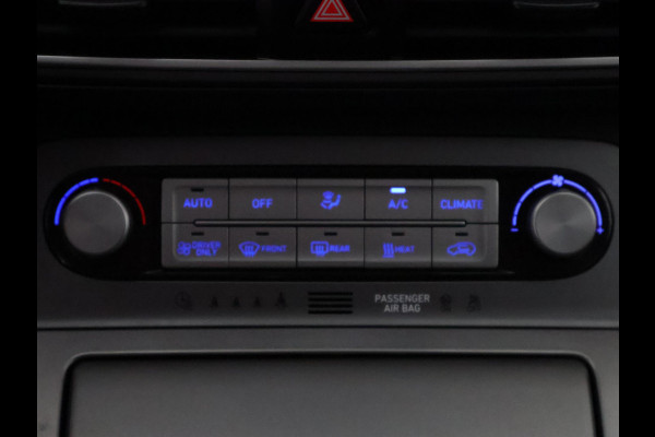 Hyundai Kona EV Premium Two-Tone 64 kWh SOH ACCU 99% | Apple Carplay/Android Auto | Stuur-& Stoelverwarming | Navigatie | Leder | Camera |