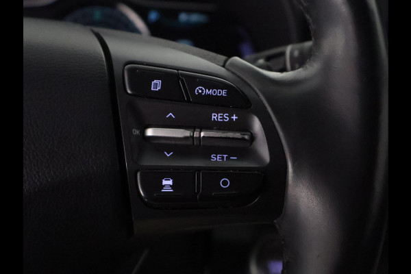 Hyundai Kona EV Premium Two-Tone 64 kWh SOH ACCU 99% | Apple Carplay/Android Auto | Stuur-& Stoelverwarming | Navigatie | Leder | Camera |