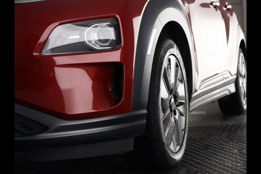 Hyundai Kona EV Premium Two-Tone 64 kWh SOH ACCU 99% | Apple Carplay/Android Auto | Stuur-& Stoelverwarming | Navigatie | Leder | Camera |