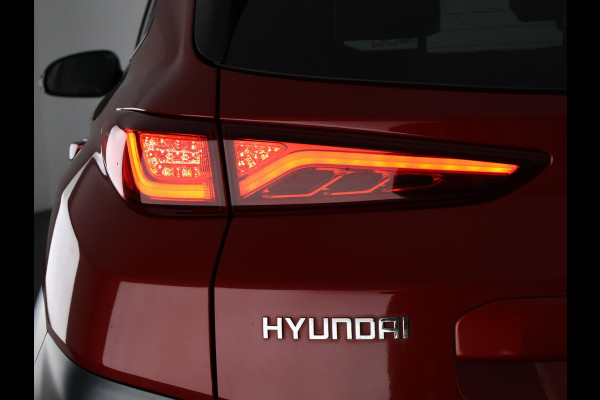 Hyundai Kona EV Premium Two-Tone 64 kWh SOH ACCU 99% | Apple Carplay/Android Auto | Stuur-& Stoelverwarming | Navigatie | Leder | Camera |