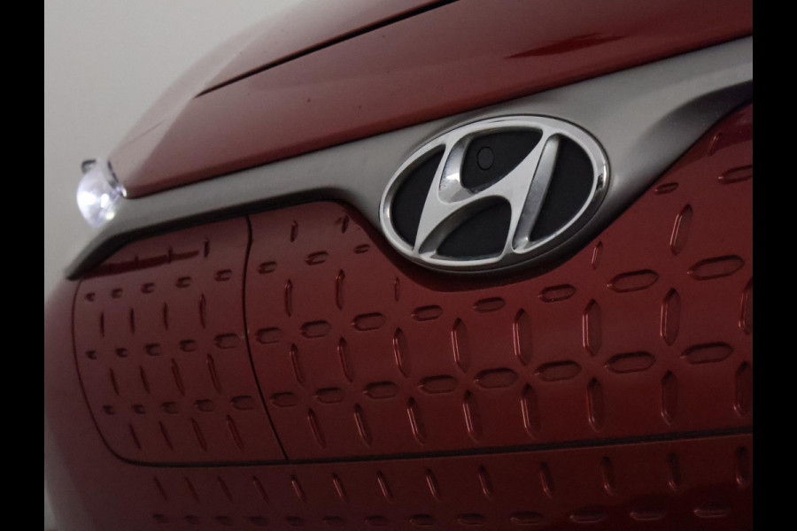 Hyundai Kona EV Premium Two-Tone 64 kWh SOH ACCU 99% | Apple Carplay/Android Auto | Stuur-& Stoelverwarming | Navigatie | Leder | Camera |