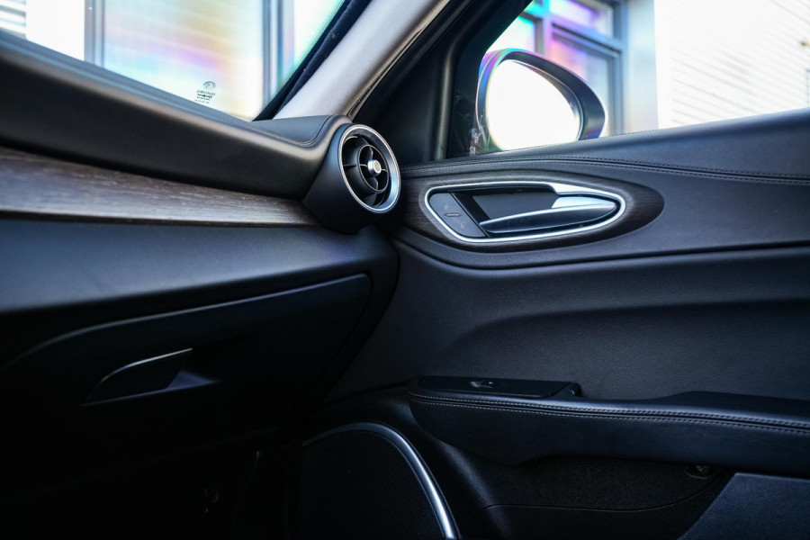 Alfa Romeo Giulia 2.0 T AWD B4 + GEPANTSERD 280 PK | Diplomatiek veiligheidsglas | Ex-regeringsauto Italië | Unieke historie