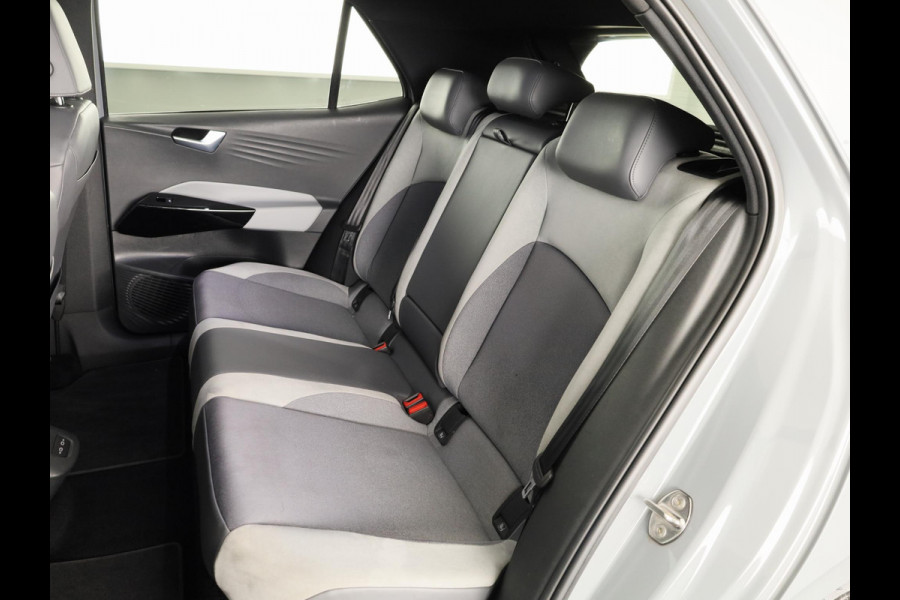 Volkswagen ID.3 First Plus 58 kWh | Navigatie | Parkeersensoren | Achteruitrijcamera | Stoelverwarming |