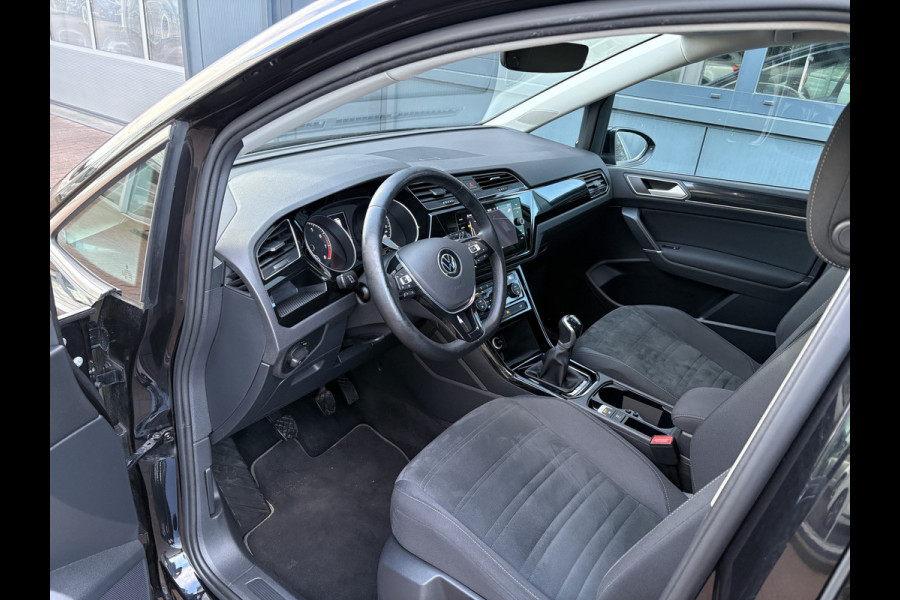 Volkswagen Touran 1.5 TSi 150pk Highline 7-persoons NAVI/CARPLAY/CLIMA/ADAPT/CRUISE/PDC