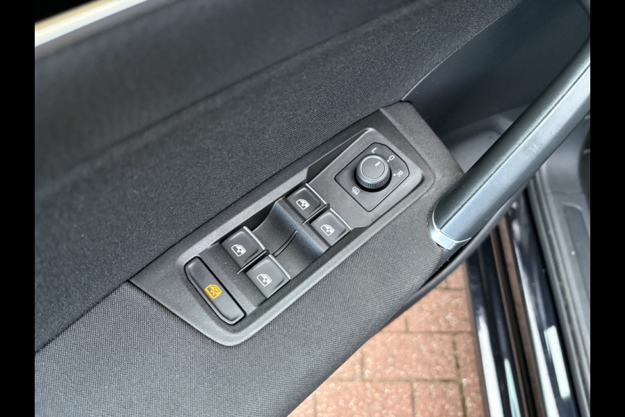 Volkswagen Touran 1.5 TSi 150pk Highline 7-persoons NAVI/CARPLAY/CLIMA/ADAPT/CRUISE/PDC
