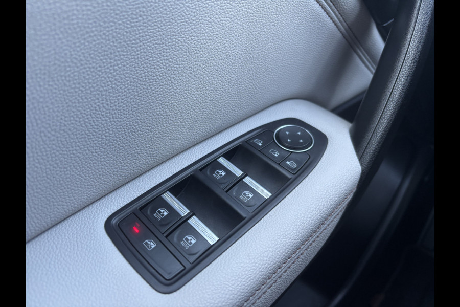 Renault Captur 1.3 TCe 130 Initiale Paris | Stuurverwarming | Leer | Adaptieve Cruise | Dodehoek Detectie