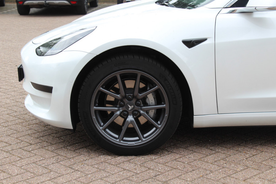 Tesla Model 3 Standard RWD Plus 60 kWh / SoH 90,8% / Autopilot / Panoramadak / Camera / Premium Audio / 18'' / Leder