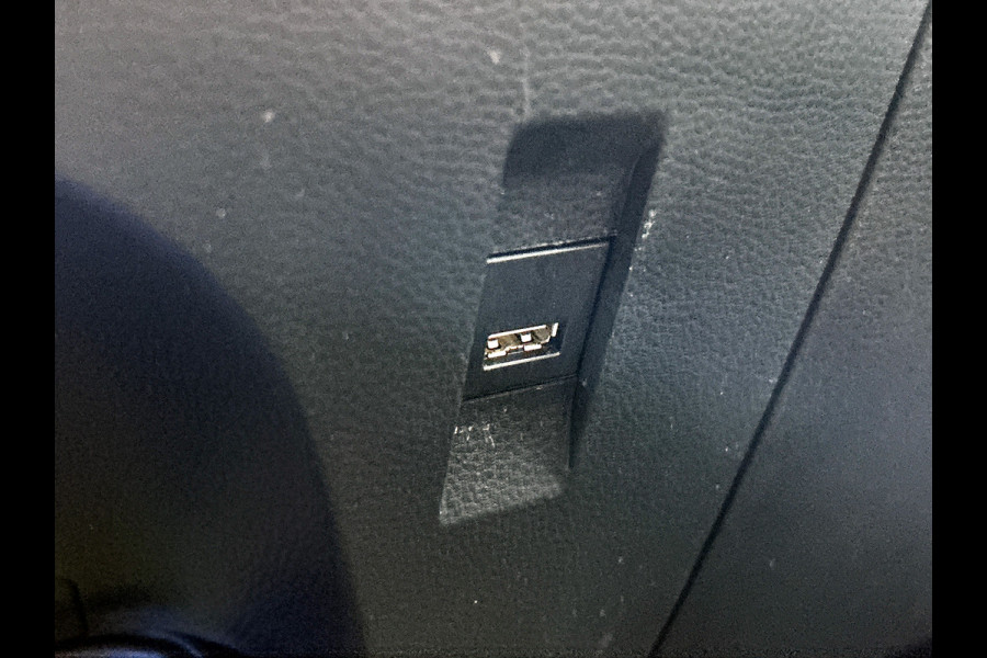 Toyota Corolla 1.8 Hybrid Executive Sedan / Leder / Navigatie / Xenon / Pdc.V+A / Airco-ecc./ Radio multimedia / Apk 03-2027