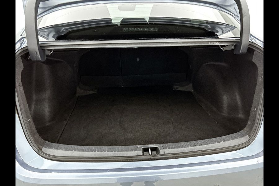 Toyota Corolla 1.8 Hybrid Executive Sedan / Leder / Navigatie / Xenon / Pdc.V+A / Airco-ecc./ Radio multimedia / Apk 03-2027