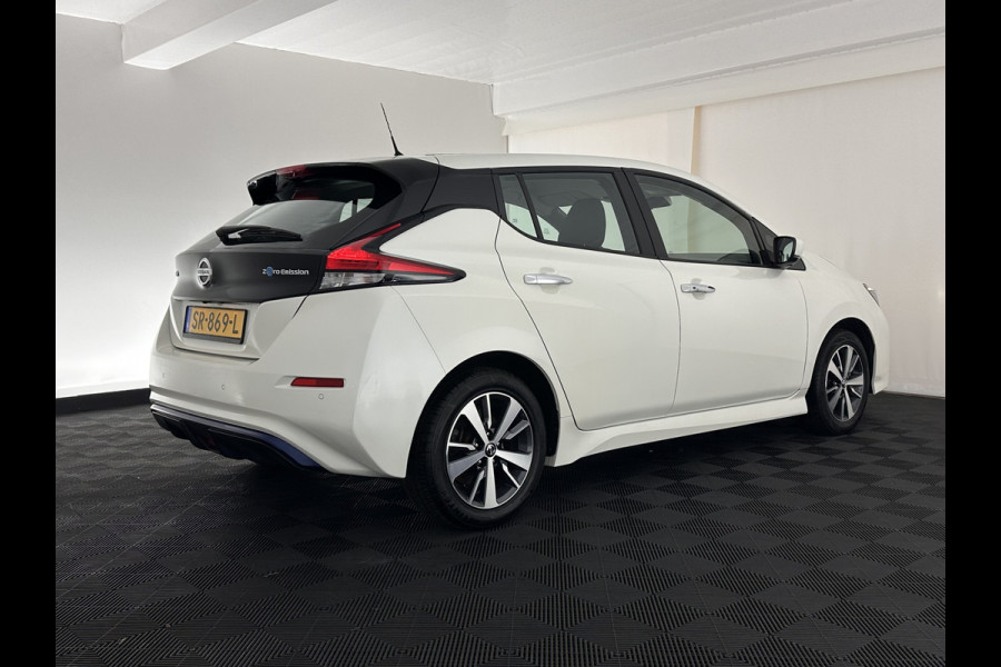 Nissan Leaf Acenta 40 kWh (INCL.BTW) Aut. *ADAPTIVE-CRUISE | KEYLESS | TOP-VIEW | NAVI-FULLMAP | BLIND-SPOT | DAB+ | COMFORTSEATS | DIGI-COCKPIT | PRIVACY-GLASS | 17"ALU*