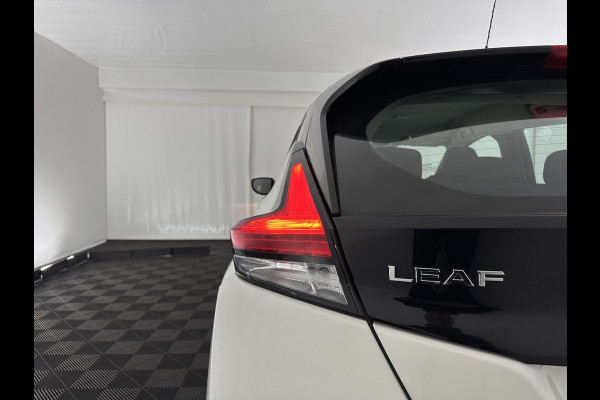 Nissan Leaf Acenta 40 kWh (INCL.BTW) Aut. *ADAPTIVE-CRUISE | KEYLESS | TOP-VIEW | NAVI-FULLMAP | BLIND-SPOT | DAB+ | COMFORTSEATS | DIGI-COCKPIT | PRIVACY-GLASS | 17"ALU*