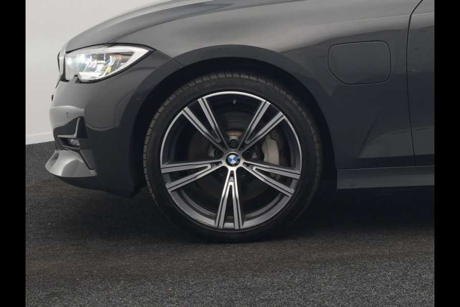 BMW 3 Serie Touring 330e Sportline Plug In Hybrid 293pk Dealer O.H Dravitgau PHEV | Trekhaak af Fabriek | Laser LED | Adaptive Cruise | 360 Camera | Head Up | 19"L.M | Keyless | BLIS |