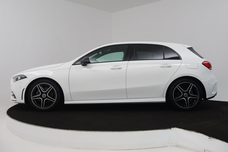 Mercedes-Benz A-Klasse 180 Business Solution AMG (SFEERVERLICHTING, ACHTERUITRIJCAMERA, STOELVERWARMING, NAVIGATIE, SENSOREN)