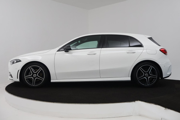 Mercedes-Benz A-Klasse 180 Business Solution AMG (SFEERVERLICHTING, ACHTERUITRIJCAMERA, STOELVERWARMING, NAVIGATIE, SENSOREN)