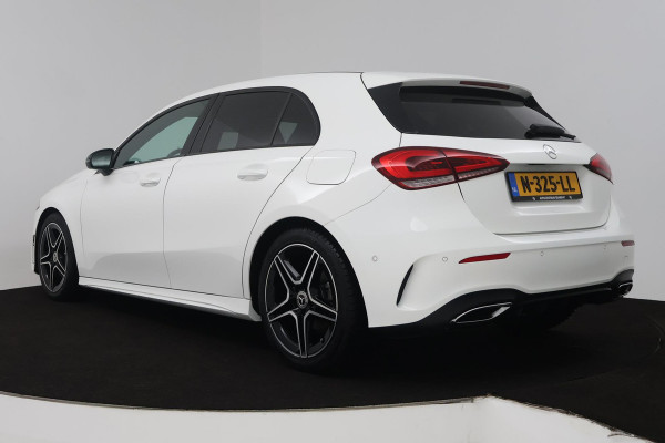 Mercedes-Benz A-Klasse 180 Business Solution AMG (SFEERVERLICHTING, ACHTERUITRIJCAMERA, STOELVERWARMING, NAVIGATIE, SENSOREN)