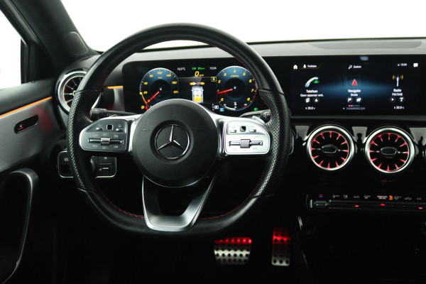 Mercedes-Benz A-Klasse 180 Business Solution AMG (SFEERVERLICHTING, ACHTERUITRIJCAMERA, STOELVERWARMING, NAVIGATIE, SENSOREN)