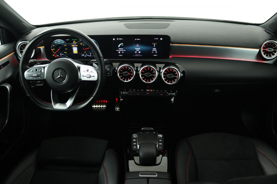 Mercedes-Benz A-Klasse 180 Business Solution AMG (SFEERVERLICHTING, ACHTERUITRIJCAMERA, STOELVERWARMING, NAVIGATIE, SENSOREN)