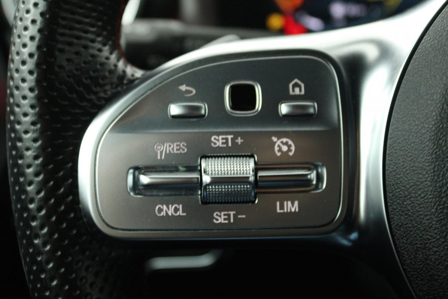 Mercedes-Benz A-Klasse 180 Business Solution AMG (SFEERVERLICHTING, ACHTERUITRIJCAMERA, STOELVERWARMING, NAVIGATIE, SENSOREN)