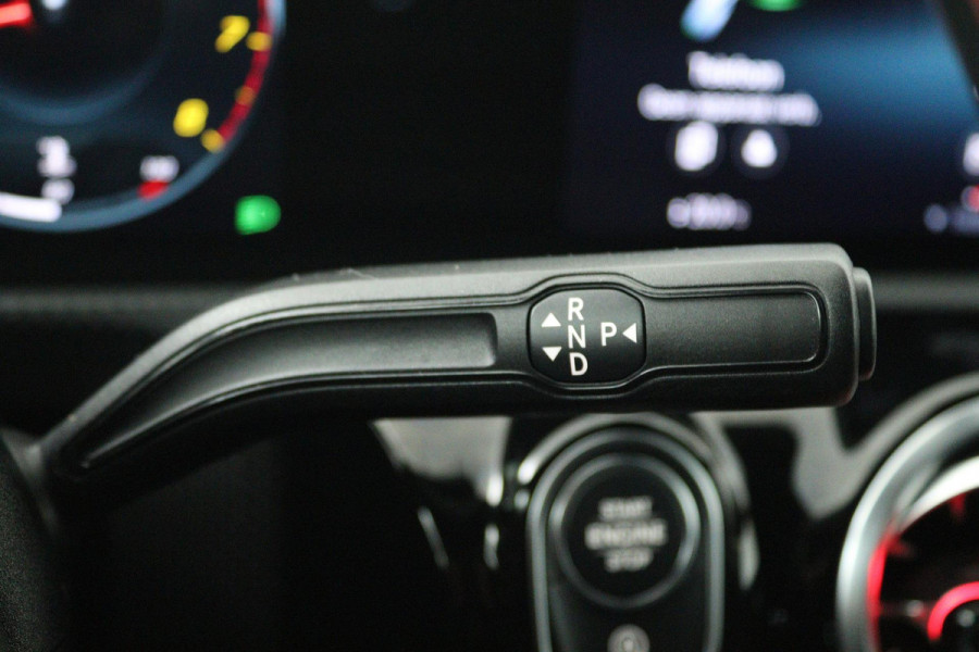 Mercedes-Benz A-Klasse 180 Business Solution AMG (SFEERVERLICHTING, ACHTERUITRIJCAMERA, STOELVERWARMING, NAVIGATIE, SENSOREN)