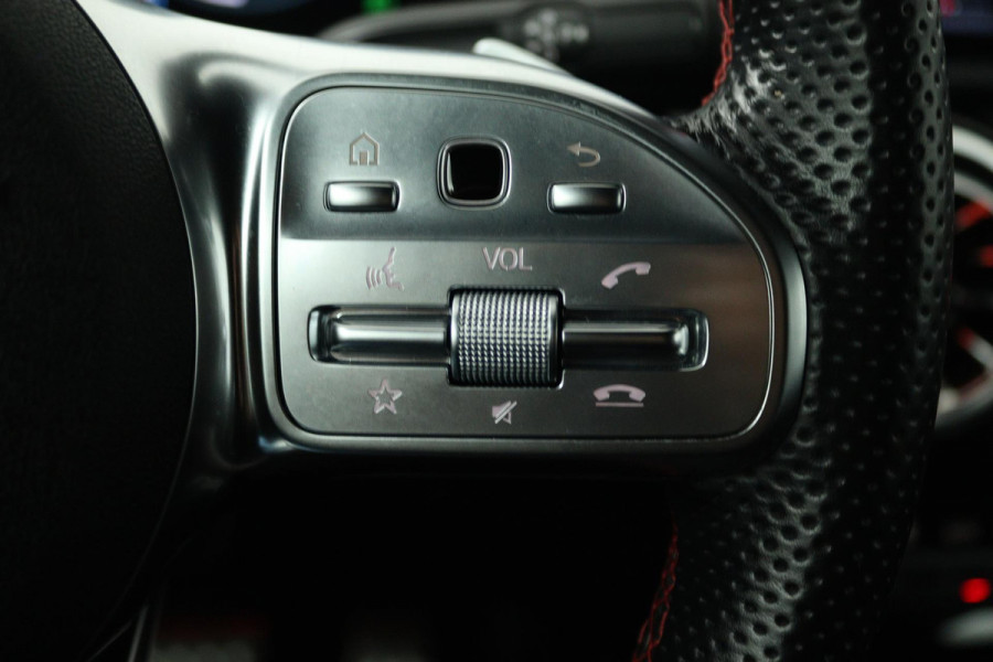 Mercedes-Benz A-Klasse 180 Business Solution AMG (SFEERVERLICHTING, ACHTERUITRIJCAMERA, STOELVERWARMING, NAVIGATIE, SENSOREN)