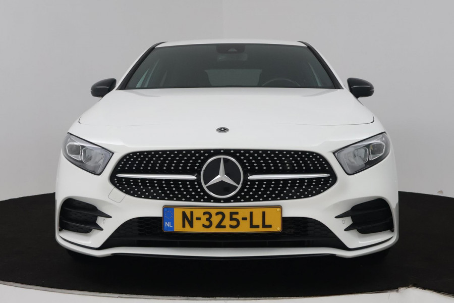 Mercedes-Benz A-Klasse 180 Business Solution AMG (SFEERVERLICHTING, ACHTERUITRIJCAMERA, STOELVERWARMING, NAVIGATIE, SENSOREN)
